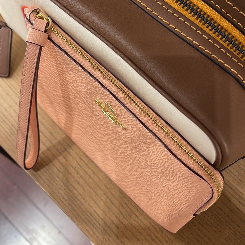 Coach Large Corner Zip Wristlet
IM/Faded Blush - Picture 16 of 16